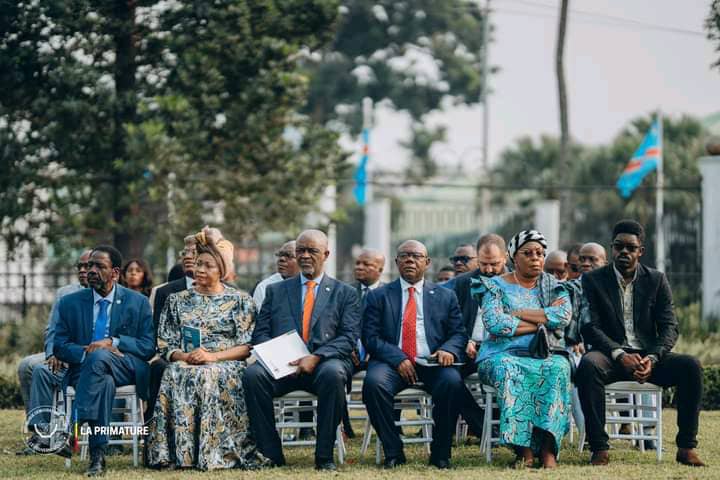Dans le Jardin des Premiers ministres, Judith Suminwa rend hommage à Patrice Emery Lumumba, le premier Premier ministre.
